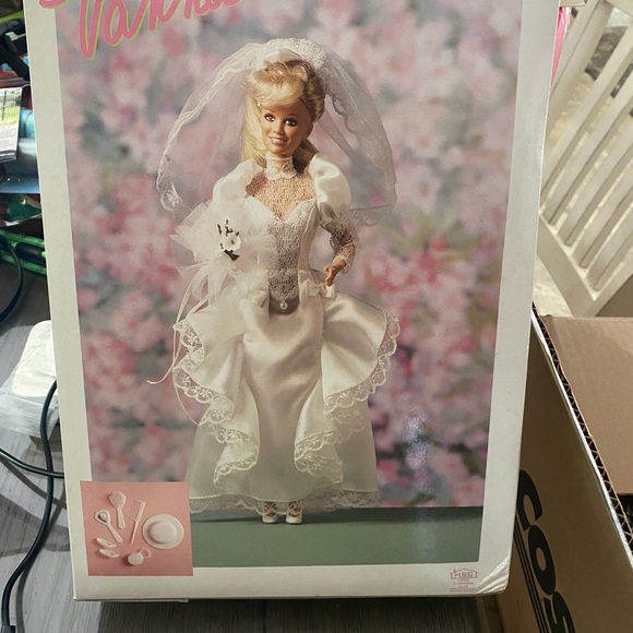 VANNA WHITE Limited Edition Original Wedding Dress and Doll New in Box - Picture 3 of 3